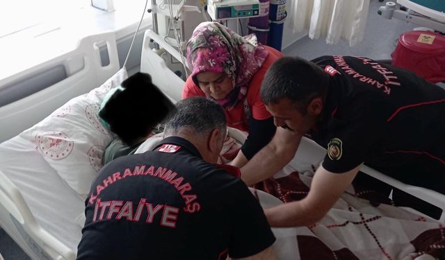 Elbistan‘da yaşlı kadının sıkışan yüzüğü kesilerek çıkarıldı
