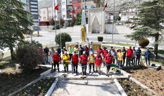 Büyükşehir’in Temizlik Timi Elbistan’da Sahada