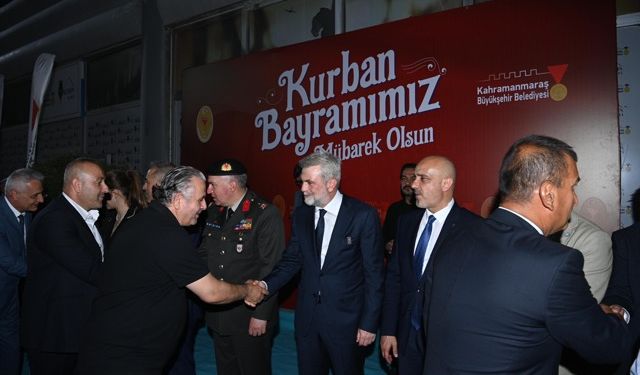 Kahramanmaraş’ta Bayram Coşkusu: Protokol ve Vatandaşlar Aynı Meydanda Buluştu