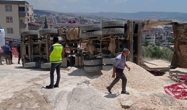 Kahramanmaraş’ta tır devrildi sürücüsü yaralandı