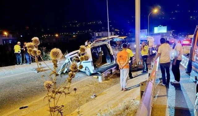 Kahramanmaraş'ta hafif ticari araç bariyerlere çarptı: 1 ölü 1 yaralı