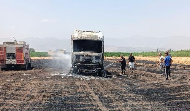 Türkoğlu’da tır demir yığınına döndü