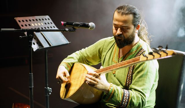 Güçlü ve Pehlivan Söyledi, Müzikseverler Eşlik Etti
