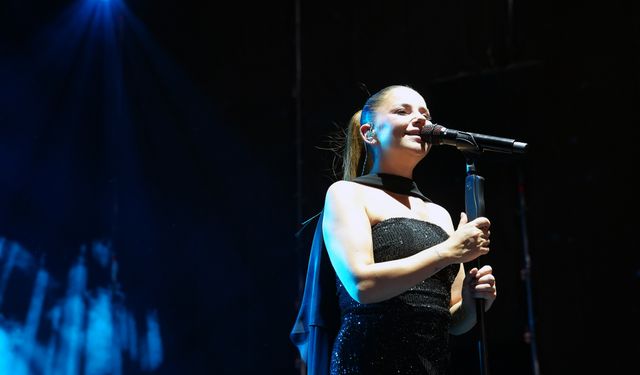 Fuarın Zirve Gecesi; Merve Özbey Sahneye Damga Vurdu
