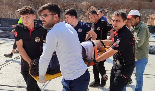 Vinçten kayan demir çubuk hayalarına saplandı