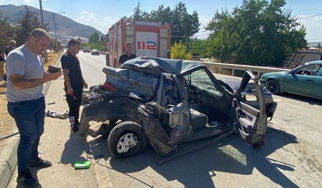 Elbistan‘da tırın çarptı otomobil hurdaya döndü: 2 yaralı