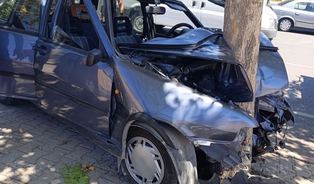 Kahramanmaraş’ta otomobil ağaca çarptı: 1 yaralı