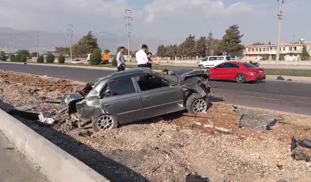 Kahramanmaraş’ta otomobil orta refüje çarptı: 1 yaralı