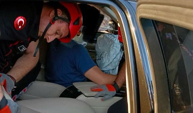 Kahramanmaraş’ta lüks otomobil elektrik direğine çarptı: 1 yaralı