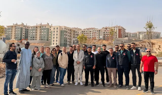 Uluslararası gazeteciler afet şehirlerinde asrın inşasına hayran kaldılar