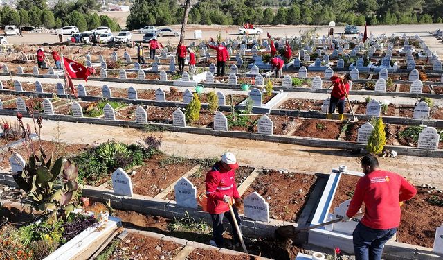Büyükşehir, Mezarlıklarda Bakım ve Düzenleme Çalışmalarını Sürdürüyor