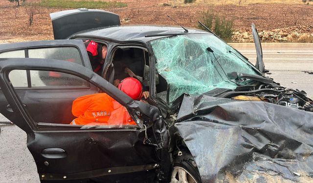 Kahramanmaraş’ta İki Otomobil Çarpıştı: 1 Ölü, 2 Yaralı