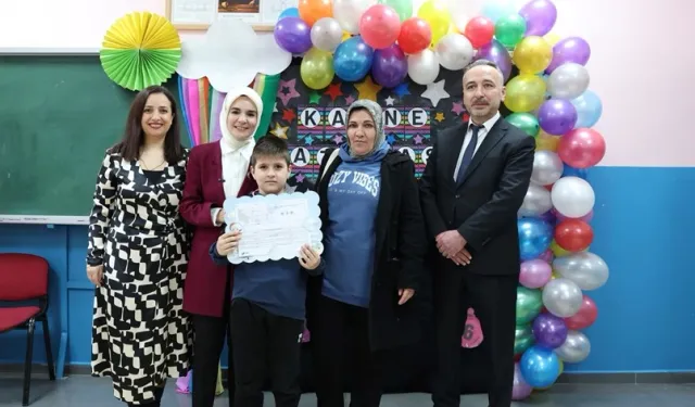 Bakan Göktaş, şehit ve gazi çocuklarının ilk karne heyecanına ortak oldu