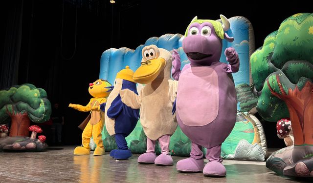 Kaptan Pengu çocuklarla buluştu, salon kahkahaya boğuldu