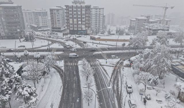 Büyükşehir Yolları Ulaşıma Açık Tutmak İçin Durmaksızın Görev Başında