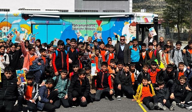 Mobil kütüphane 2025’te on binlerce çocuğu kitapla buluşturdu