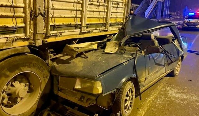 Kahramanmaraş’ta feci kaza: Otomobil tıra çarptı, 3 yaralı