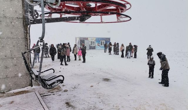 Yedikuyular Kayak Merkezi doldu taştı! Tatilciler akın etti