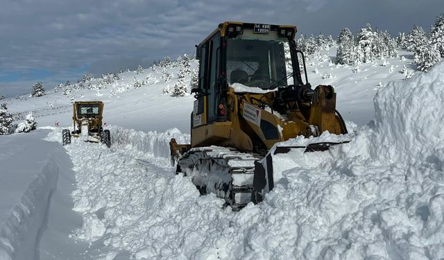Kahramanmaraş’ta kar mesaisi: Yollar gece gündüz açık tutuluyor