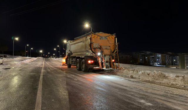 Kahramanmaraş’ta TOKİ yollarında karla mücadele sürüyor