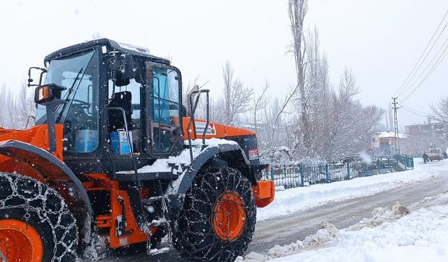 Büyükşehir, Kuzey İlçelerde 48 Araçla Karla Mücadelesini Sürdürüyor