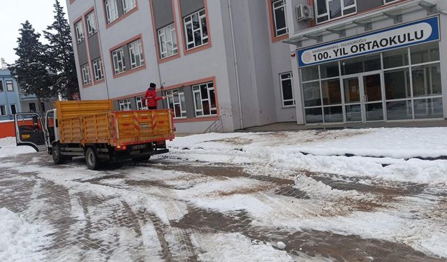 Kahramanmaraş’ta okul çevrelerinde kar mesaisi: Öğrenciler için öncelik
