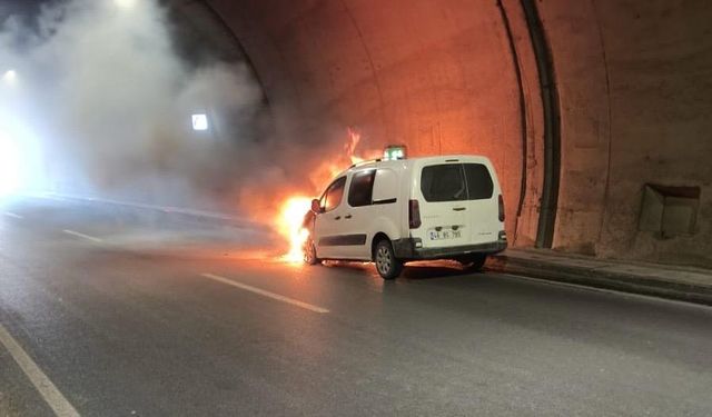 Kahramanmaraş’ta seyir halindeki kamyonet tünelde alev aldı