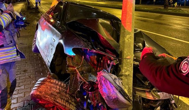 Kahramanmaraş’ta korkutan trafik kazası: Araç direğe ok gibi saplandı