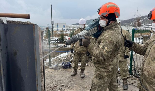 AFAD’dan TSK personeline depremde arama kurtarma eğitimi