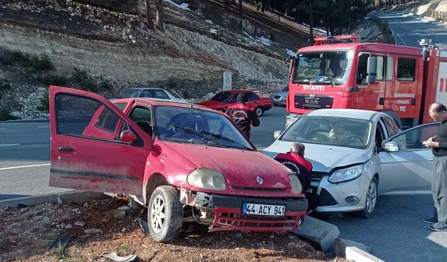 Kahramanmaraş’ta feci kaza: Şairler Tepesi Kavşağı’nda 2 yaralı