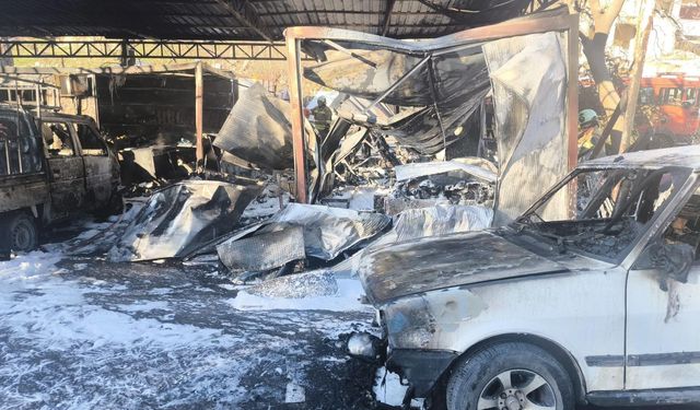 Kahramanmaraş’ta konteyner yangını: Araçlar da zarar gördü