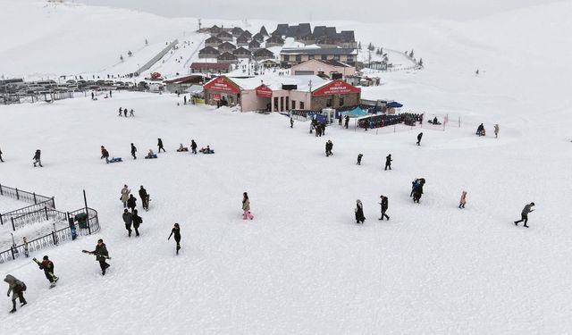 Kahramanmaraş Yedikuyular’da kayak keyfi: Kar tatili doldu taştı
