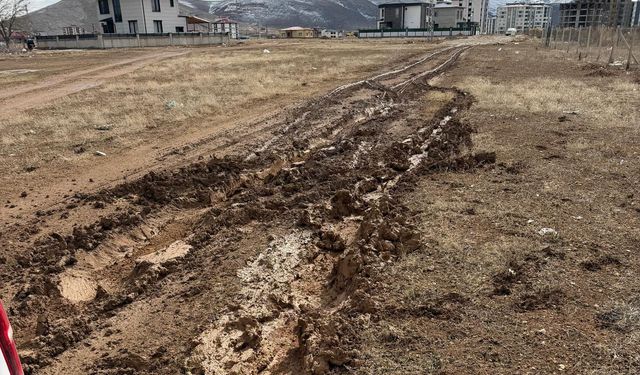 Elbistan’da çamur isyanı: “Yolda yürüyemiyoruz”