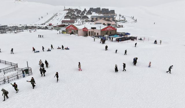 Kahramanmaraş’ta hafta sonu kar keyfi: Yedikuyular doldu taştı