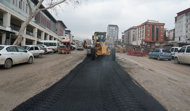 Kahramanmaraş’ta Hükümet Bulvarı sıcak asfaltla yenileniyor
