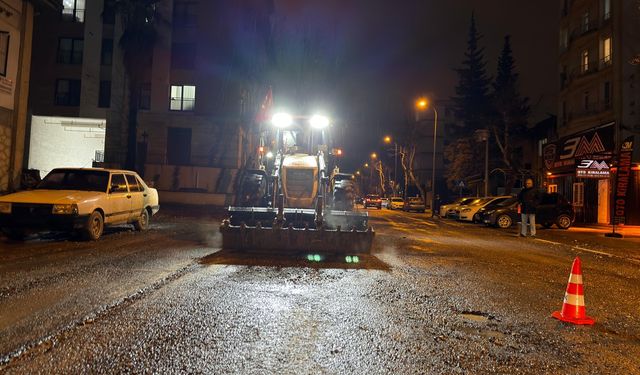 Şiddetli yağış sonrası belediye ekipleri gece boyunca sahada