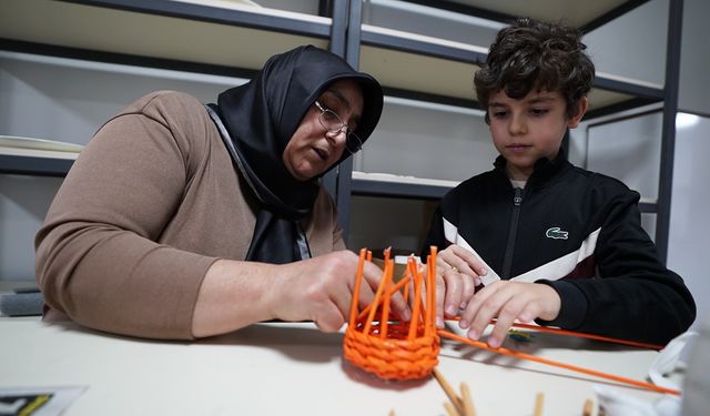 Rattan sepet atölyesiyle anneler ve çocuklar birlikte üretti