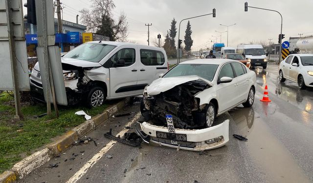 Kahramanmaraş’ta hafif ticari araç ile otomobil çarpıştı: 5 yaralı