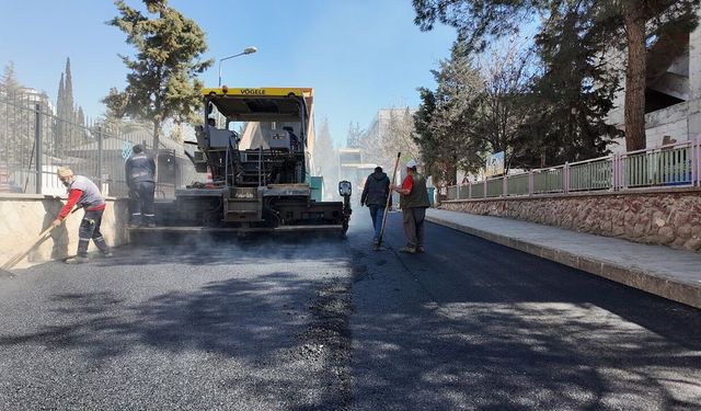 Kahramanmaraş Dulkadiroğlu Yenişehir’de asfalt seferberliği sürüyor
