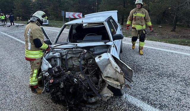 Andırın yolunda kafa kafaya çarpışma sonrası araç alev aldı