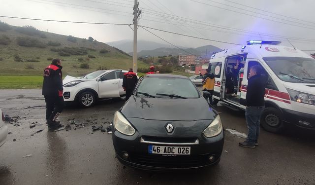 Kahramanmaraş Onikişubat’ta iki otomobil çarpıştı 6 kişi yaralandı