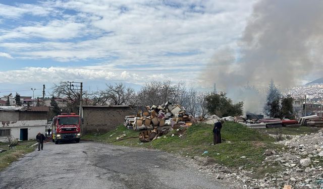 Kahramanmaraş Dulkadiroğlu Beyazıtlı Mahallesi’nde ikinci el eşya dükkanında yangın paniği
