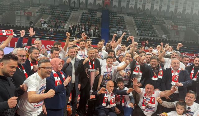 Kahramanmaraş Onikişubat Belediyespor şampiyon oldu kupayı kaldırdı