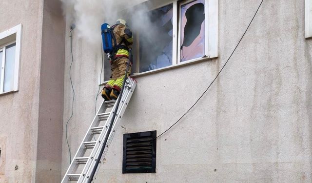 Kahramanmaraş’ta can pazarı! Alevlerin arasından son anda böyle çıkarıldı