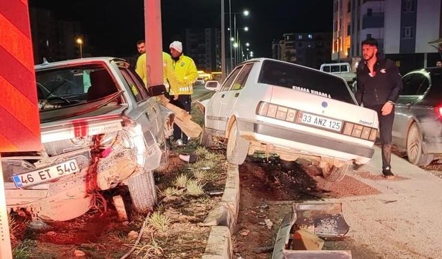 Elbistan'da feci kaza! Bulvarda 2 otomobil çarpıştı