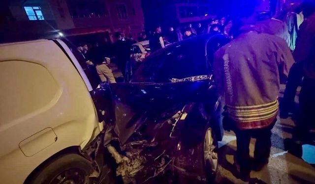 Kahramanmaraş Afşin’de feci kaza! otomobil park halindeki araçlara çarptı 1 kişi yaralandı