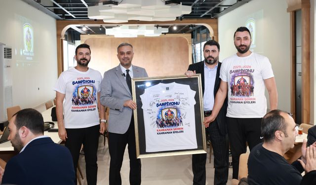 Onikişubat'ın devleri Efeler Ligi zaferini yemekte kutladı