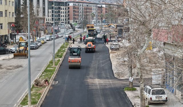 Kahramanmaraş Dulkadiroğlu’nda Trabzon ve Tevfik Kadıoğlu Bulvarı’nda asfalt çalışması sürüyor