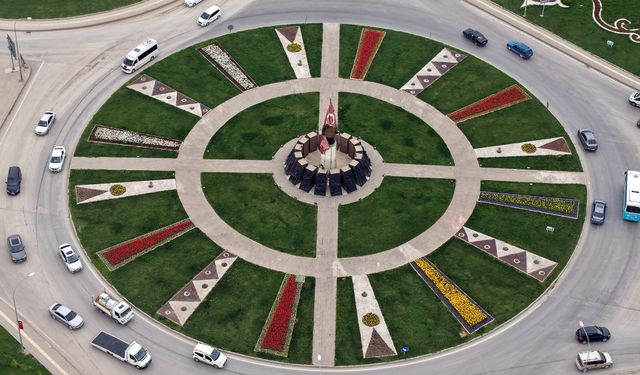 Kahramanmaraş çiçek açtı; Kavşaklarda görsel şölen