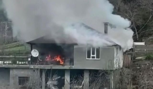 Kahramanmaraş Andırın'da ev yangını! Çiçekli Mahallesi'nde iki katlı bina alev alev yandı